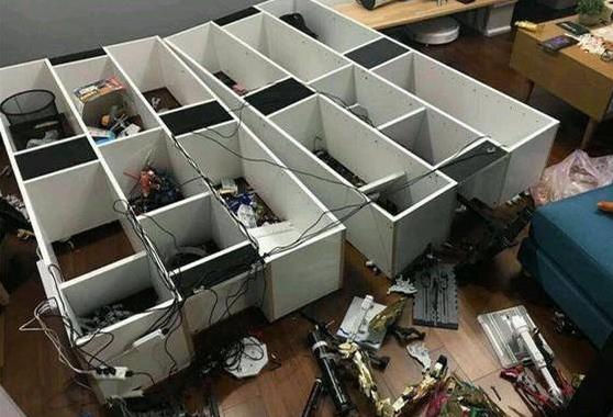 某宅崩潰！當心愛的手辦被熊妹妹搞壞後，熊親戚拒不賠償，阿宅氣到抓狂