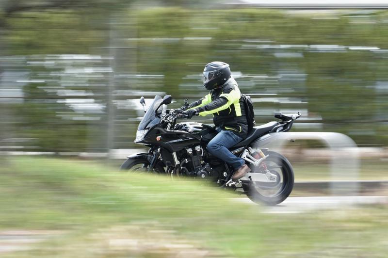 蟑螂飛進安全帽...騎士自撞違停車跌斷牙，獲賠219萬！ 