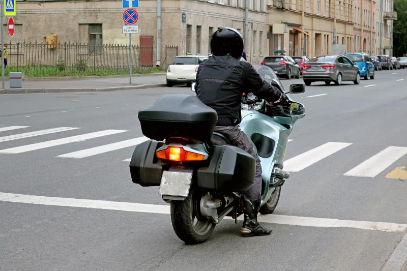 蟑螂飛進安全帽...騎士自撞違停車跌斷牙，獲賠219萬！ 