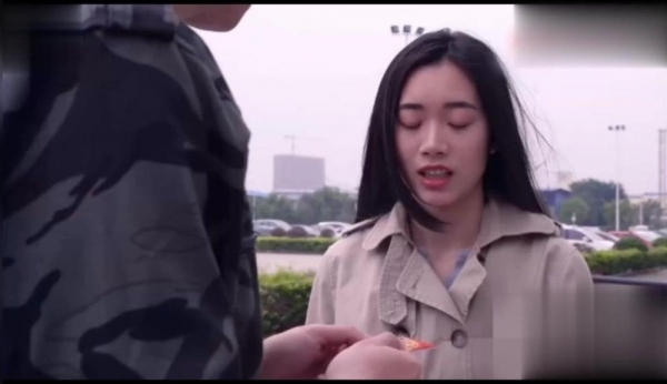 她被老公嫌「胸小」，為討歡心做「醫美手術」，沒想到醫生看到「刺青下的秘密」時立馬報警抓人！