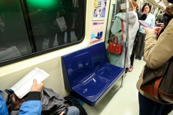經痛+胃痛搭捷運！女學生「被阿伯逼讓座」還得意嗆：最好快統一　她「霸氣出招」讓阿伯臉垮閉嘴