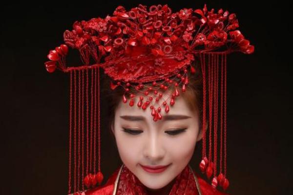 心理測試：4個鳳冠，哪個最漂亮，測你是否女王命