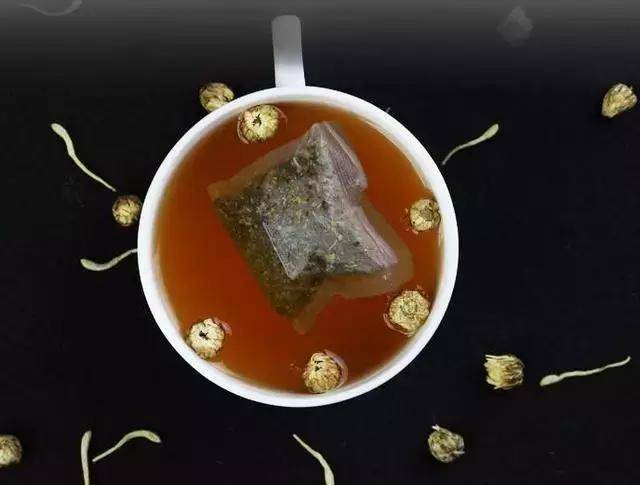 肝不好，睡覺時，會有這4種跡象，你若占1個，說明你「肝功能」已經很差了！