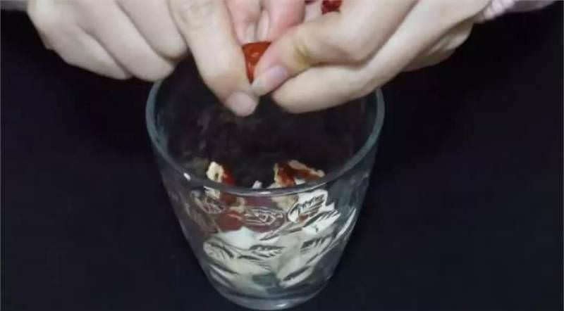晚上經常失眠多夢？農村一個土方法：紅棗+大蒜泡水，每晚睡前喝一杯，一覺睡到大天亮，肝臟也更好了