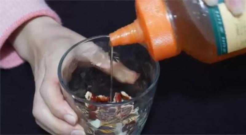 晚上經常失眠多夢？農村一個土方法：紅棗+大蒜泡水，每晚睡前喝一杯，一覺睡到大天亮，肝臟也更好了