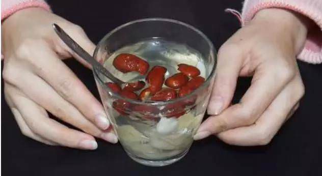 晚上經常失眠多夢？農村一個土方法：紅棗+大蒜泡水，每晚睡前喝一杯，一覺睡到大天亮，肝臟也更好了