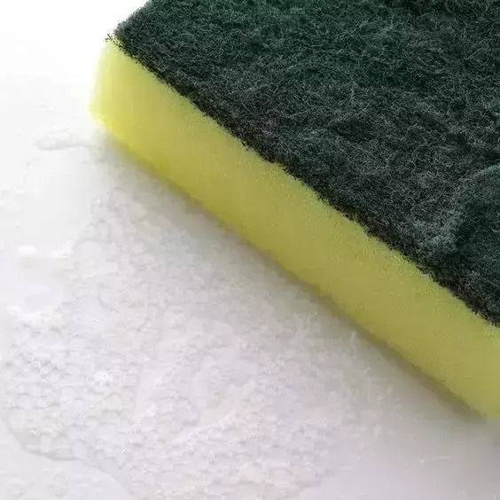 洗衣服忘了掏紙巾，紙屑沾滿衣物？教你一招3分鐘去除紙屑，超實用~