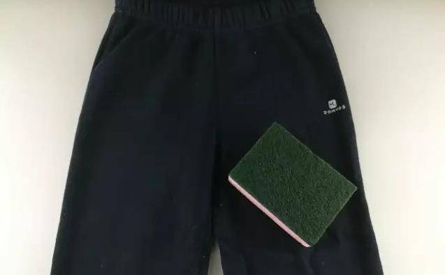 洗衣服忘了掏紙巾，紙屑沾滿衣物？教你一招3分鐘去除紙屑，超實用~