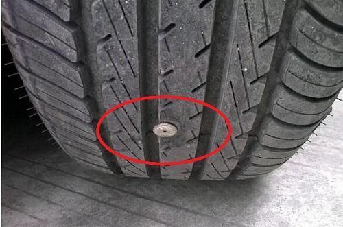 輪胎紮釘子到底拔不拔？10修車師傅教你一招，別等到車毀了才知道