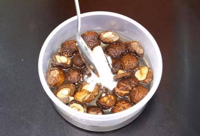 泡發香菇，10個人9人都錯了，飯店廚師長用這個方法，三分鐘全泡開，一招搞定