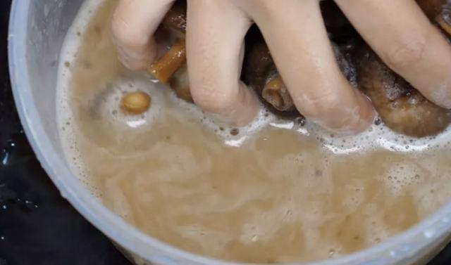泡發香菇，10個人9人都錯了，飯店廚師長用這個方法，三分鐘全泡開，一招搞定