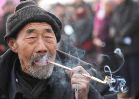 老人中獎二百萬，給四兒女發一樣訊息，只有小兒子的回復得到了這筆錢，做人不能太自私，留一些福氣給別人，才會有新的福氣進來