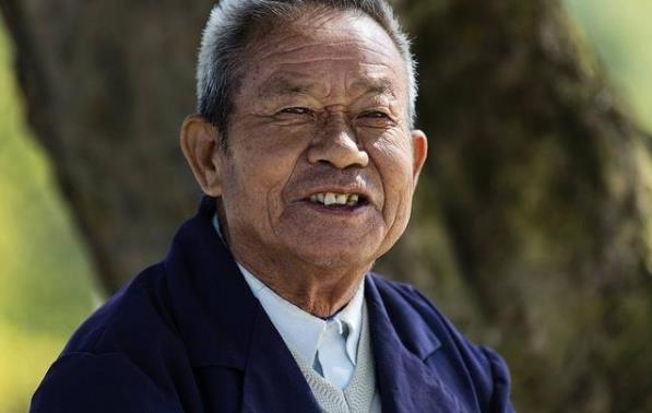 老人中獎二百萬，給四兒女發一樣訊息，只有小兒子的回復得到了這筆錢，做人不能太自私，留一些福氣給別人，才會有新的福氣進來