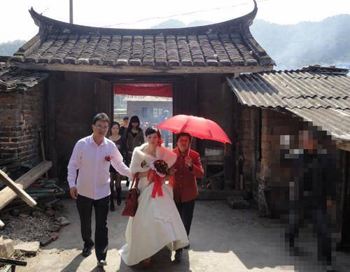 新婚夜老公逼我給公婆下跪磕頭，我的一番話讓他們漲紅了臉