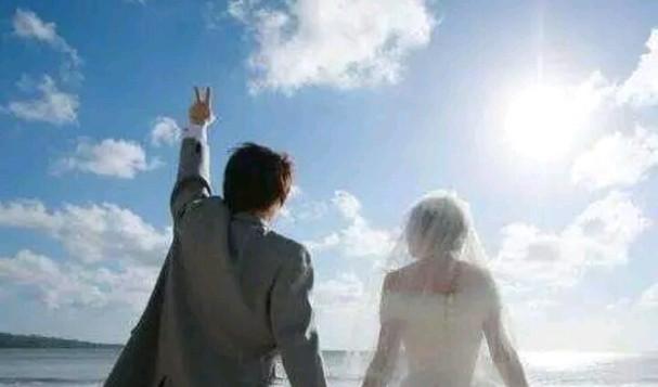 女友第一次來家，她走後媽媽指著垃圾桶夸「好媳婦」