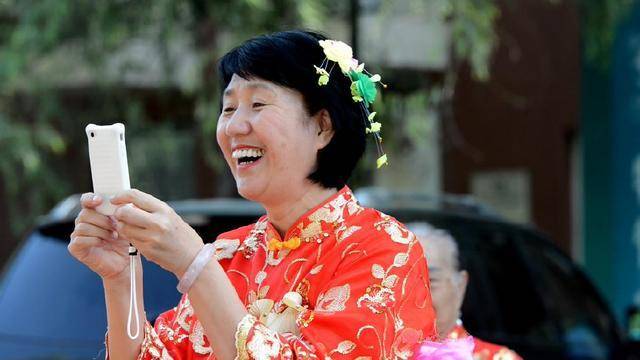 60歲老太家產全給兒子，在女兒家養老，兒子：這是她們欠我的