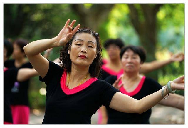 60歲老太家產全給兒子，在女兒家養老，兒子：這是她們欠我的