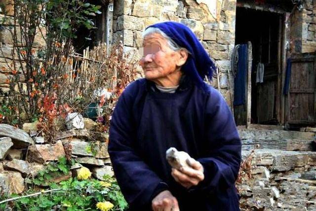 我準備出錢給兒子買房 媳婦把我關門外 我決定房子寫她名字