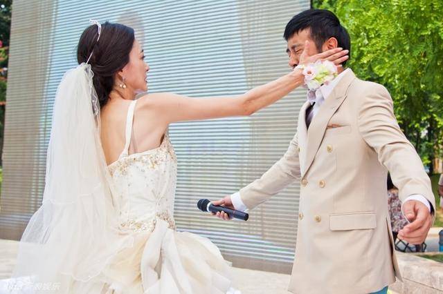 我未婚先孕，婚禮上有個女孩沖老公叫爸爸，事後老公給我一本存摺