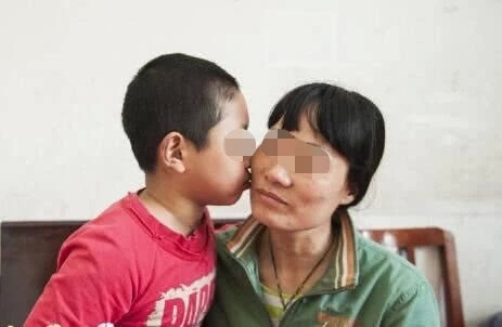 我未婚先孕，婚禮上有個女孩沖老公叫爸爸，事後老公給我一本存摺