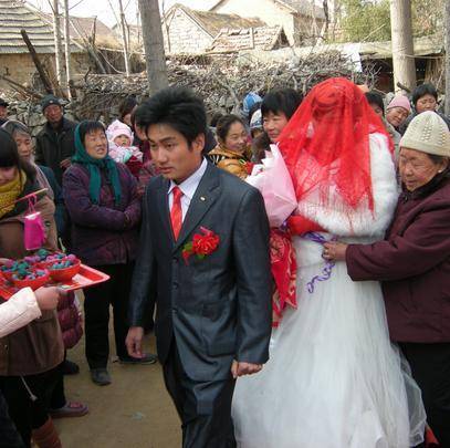 結婚不到7天 老公接二連三問我借錢 我不借婆婆的一句話我氣炸
