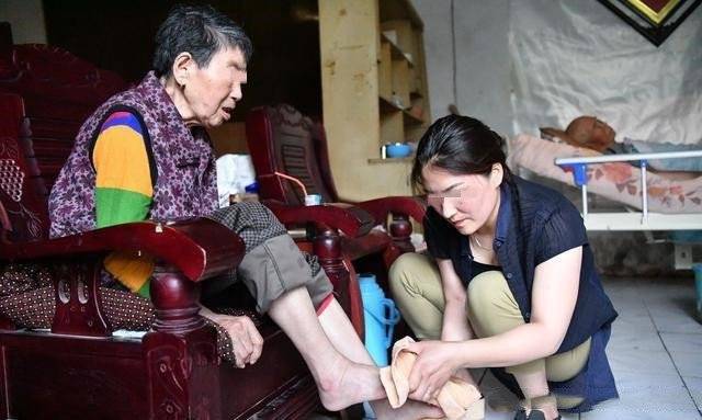 家裡拆遷分50萬，全家一起過團圓年，飯吃到一半，我把兒子轟走