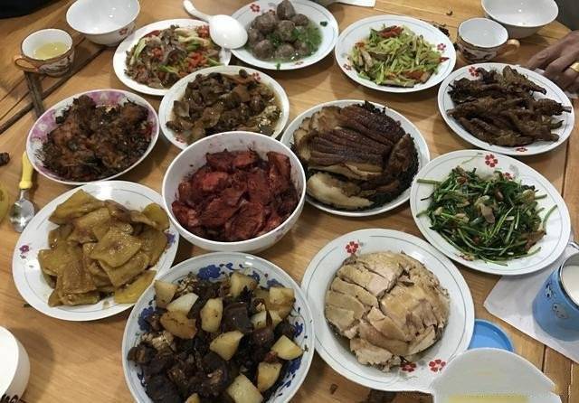 家裡拆遷分50萬，全家一起過團圓年，飯吃到一半，我把兒子轟走