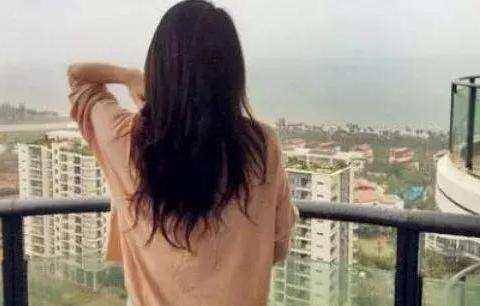 我生女兒，婆婆坐地上哭著逼老公離婚，二十年後女兒讓我揚眉吐氣