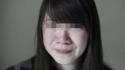 姐離婚後姐夫癱瘓，姐照顧五年，死後姐夫留張存摺，看完餘額傻住