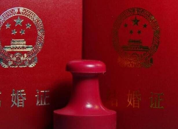 姐離婚後姐夫癱瘓，姐照顧五年，死後姐夫留張存摺，看完餘額傻住
