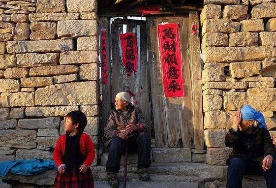父親逼兒子每月寄一萬回家，兒子沒錢寄了，一回家卻傻了