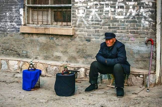 父親逼兒子每月寄一萬回家，兒子沒錢寄了，一回家卻傻了