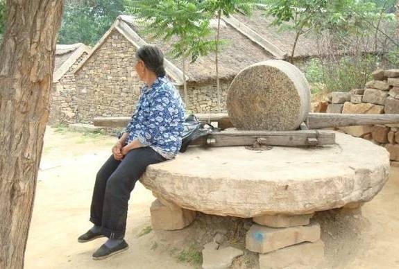父親逼兒子每月寄一萬回家，兒子沒錢寄了，一回家卻傻了