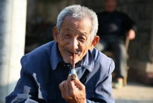 父親逼兒子每月寄一萬回家，兒子沒錢寄了，一回家卻傻了