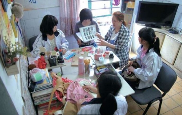 別再說「一兒一女」最完美！研究表明「擁有兩個女兒」的家庭才最幸福