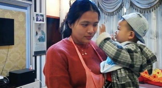 婆婆發紅包，給我厚的給嫂子薄的，無意聽到對話我捂住嘴