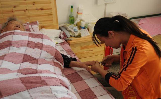 婆婆發紅包，給我厚的給嫂子薄的，無意聽到對話我捂住嘴