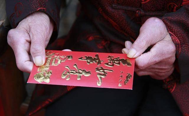 婆婆發紅包，給我厚的給嫂子薄的，無意聽到對話我捂住嘴