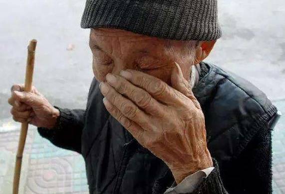 父親找兒子借錢，還沒進門就被兒子轟走，回家一摸兜，傻了
