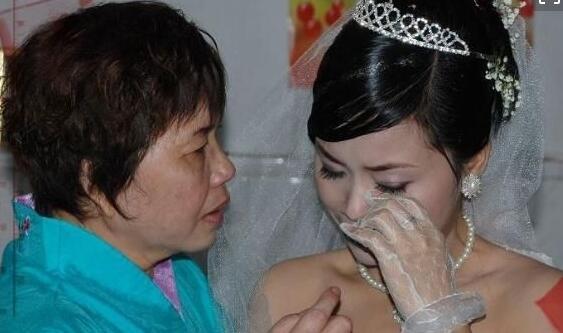 母親開口十萬彩禮婆婆一分不給，我執意出嫁，當天婆婆給我五十萬