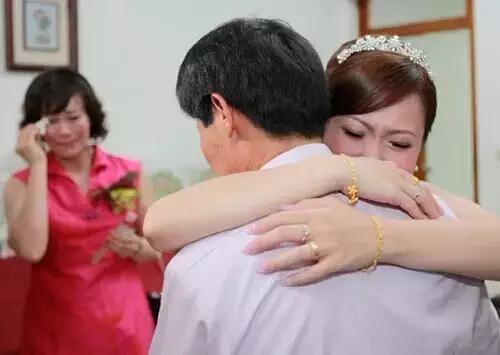 母親開口十萬彩禮婆婆一分不給，我執意出嫁，當天婆婆給我五十萬