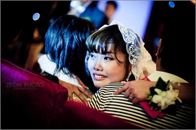 婚禮現場婆婆和親媽打起來了，我幫著婆婆扇把親媽趕出去