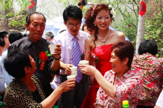 我和老公結婚，大姑姐給五萬紅包，我酒潑她臉上，老公說我做的好