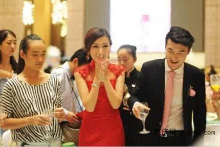 我和老公結婚，大姑姐給五萬紅包，我酒潑她臉上，老公說我做的好