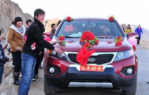 我和老公結婚，大姑姐給五萬紅包，我酒潑她臉上，老公說我做的好