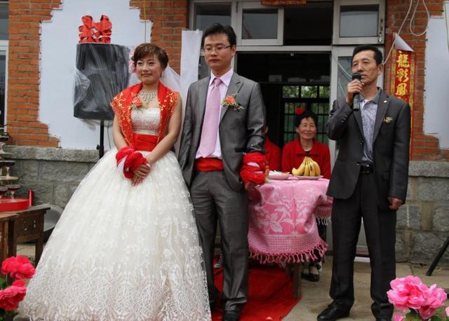 老公侄女結婚我包八萬紅包，婚禮上她叫我媽，我回手就打了老公耳光