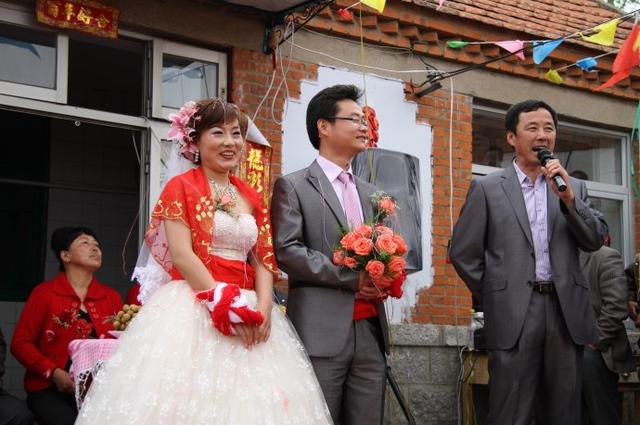 老公侄女結婚我包八萬紅包，婚禮上她叫我媽，我回手就打了老公耳光