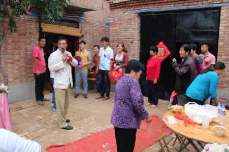 老公侄女結婚我包八萬紅包，婚禮上她叫我媽，我回手就打了老公耳光
