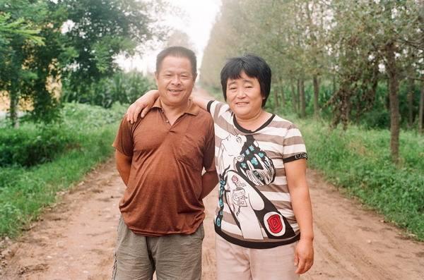 多年前救了一個女人，如今我兒子結婚，她亮出一張存摺讓我懵了