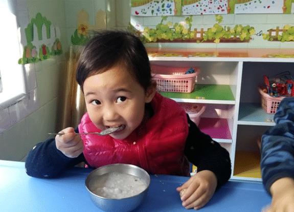 醫生忠告：5種早餐要少吃，孩子越吃越虛弱，加重胃痛，家長卻經常給孩子買
